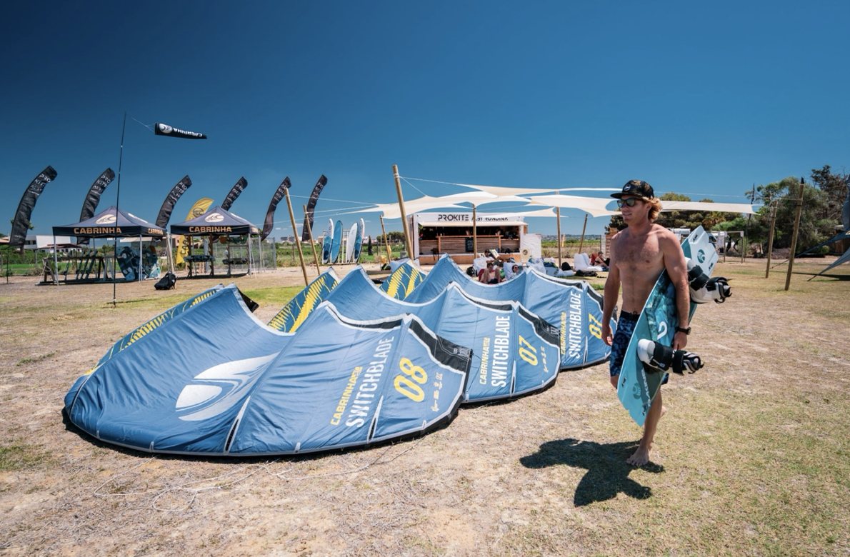 I kite pronti sul prato della scuola ProKite Alby Rondina, sulla laguna dello Stagnone