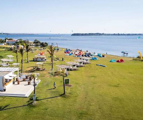 La grande zona prato della scuola di kitesurf ProKite Alby Rondina, affacciata sulla laguna dello Stagnone