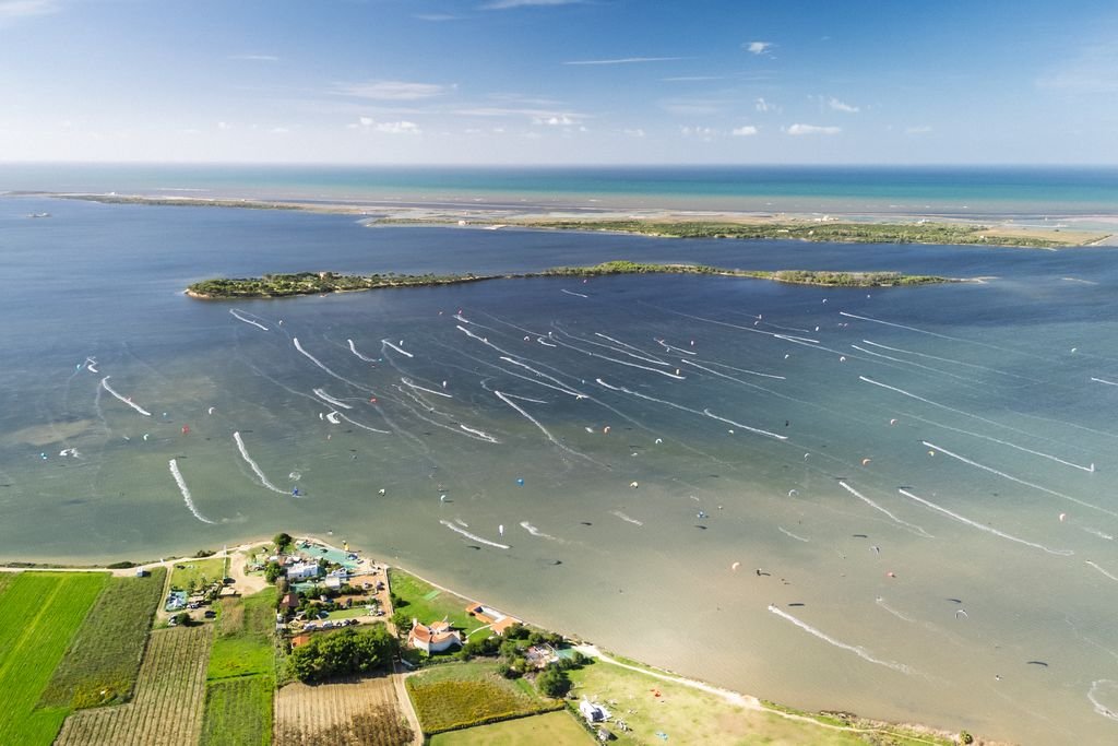 La laguna dello Stagnone vista dall'alto, con i kite in acqua
