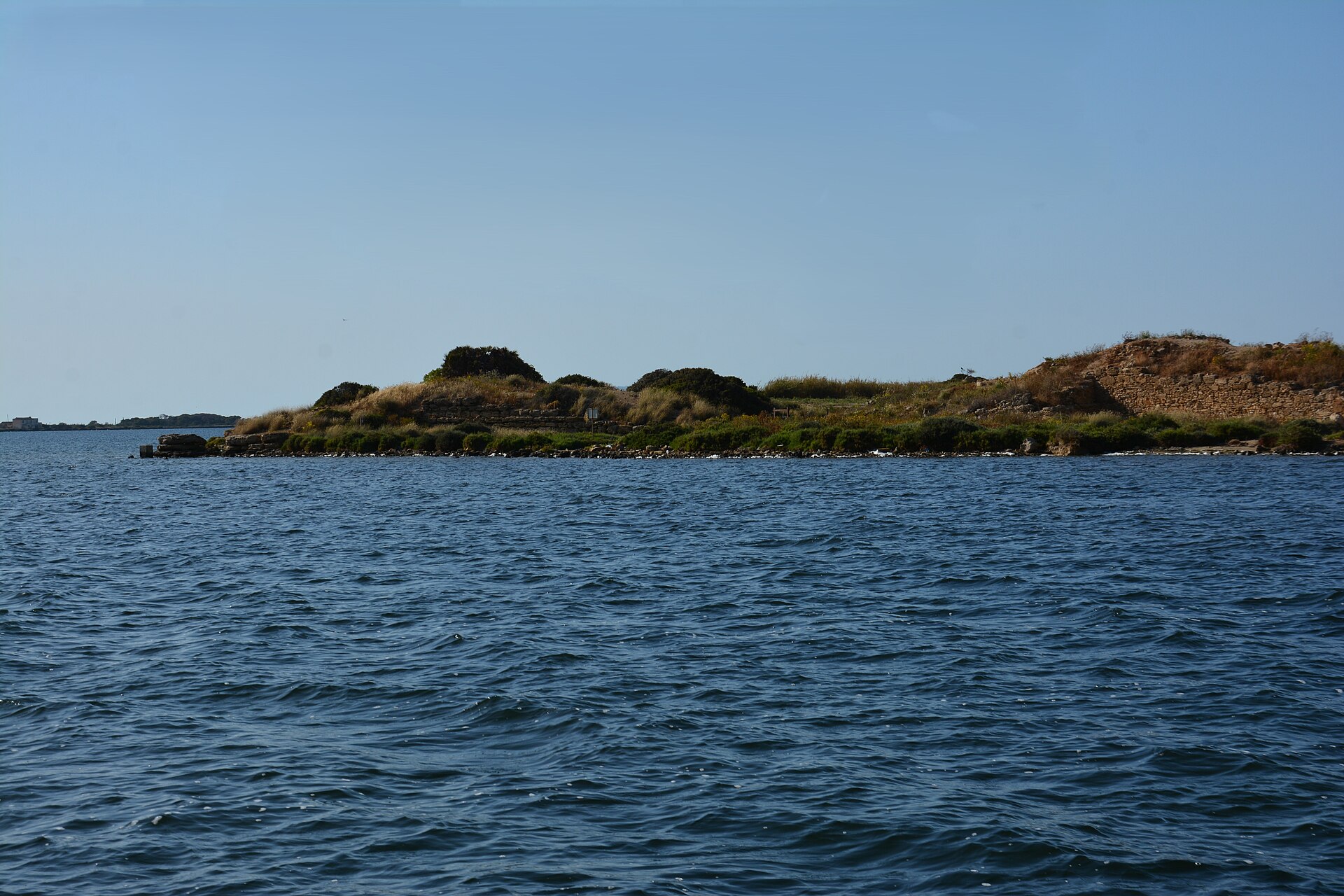 L'isola di Mozia, o San Pantaleo, nella laguna dello Stagnone