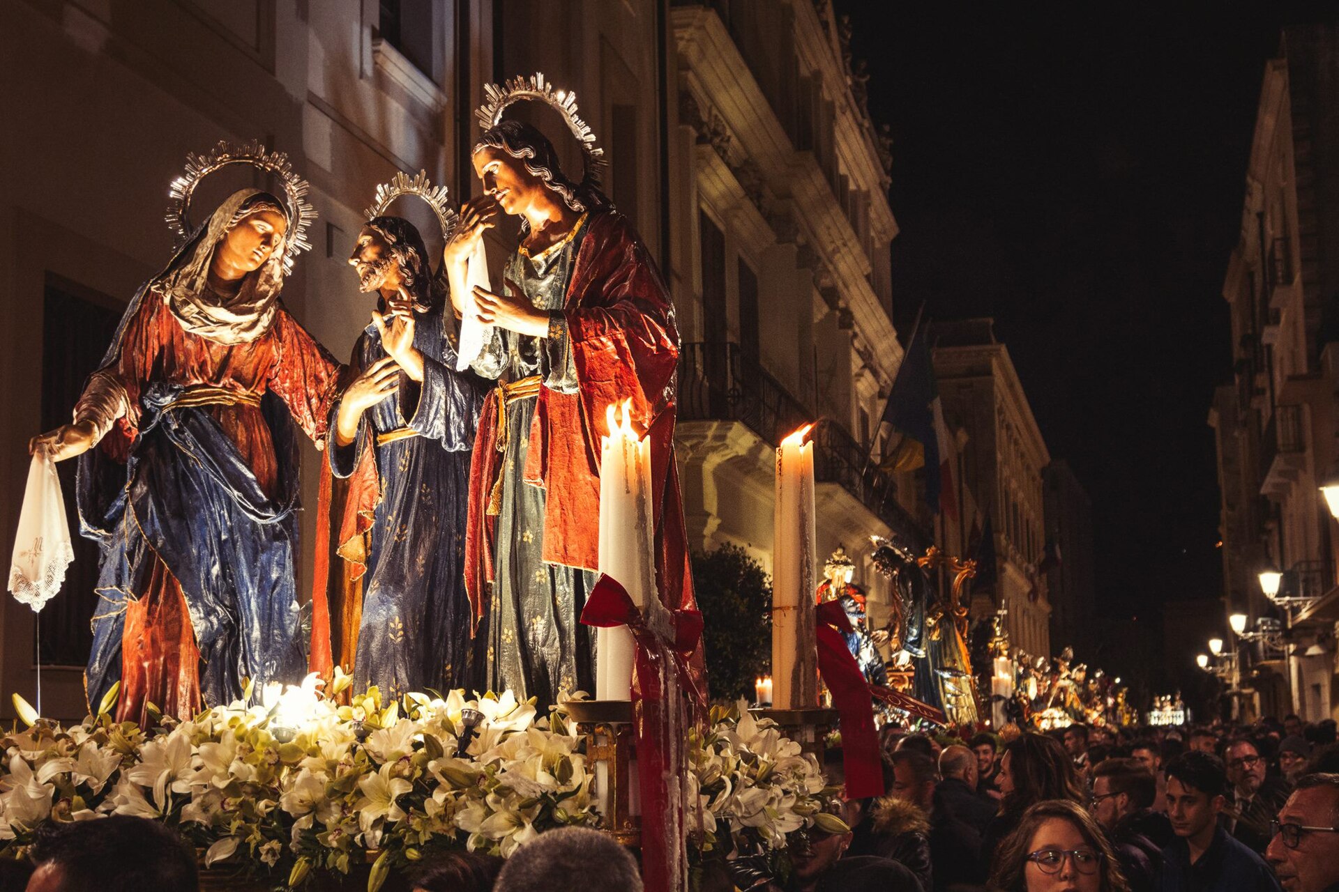 Un gruppo dei Misteri durante la processione del Venerdì Santo a Trapani