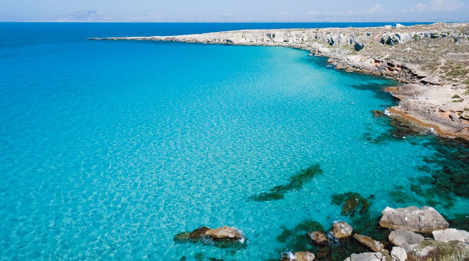Il mare turchese di una cala di Favignana, alle Isole Egadi