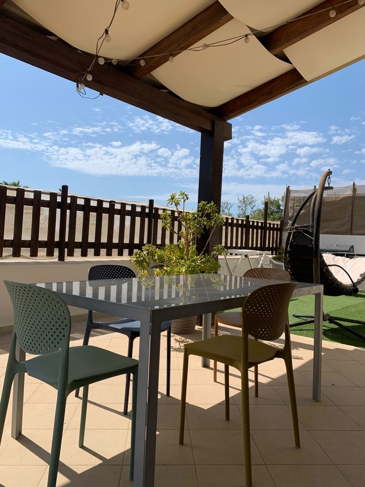 Kitehouse Emma · terrazza coperta con tavolo da pranzo