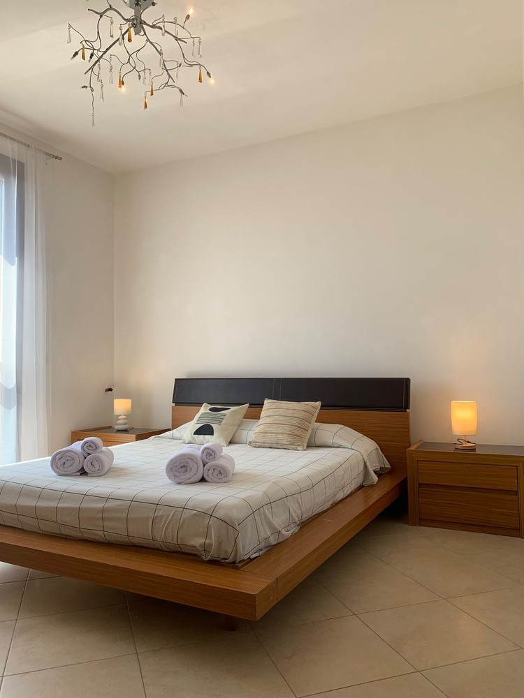 Kitehouse Emma · camera con letto in legno