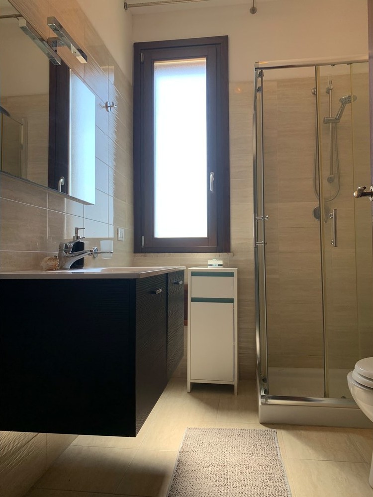 Kitehouse Emma · bagno con lavabo e doccia