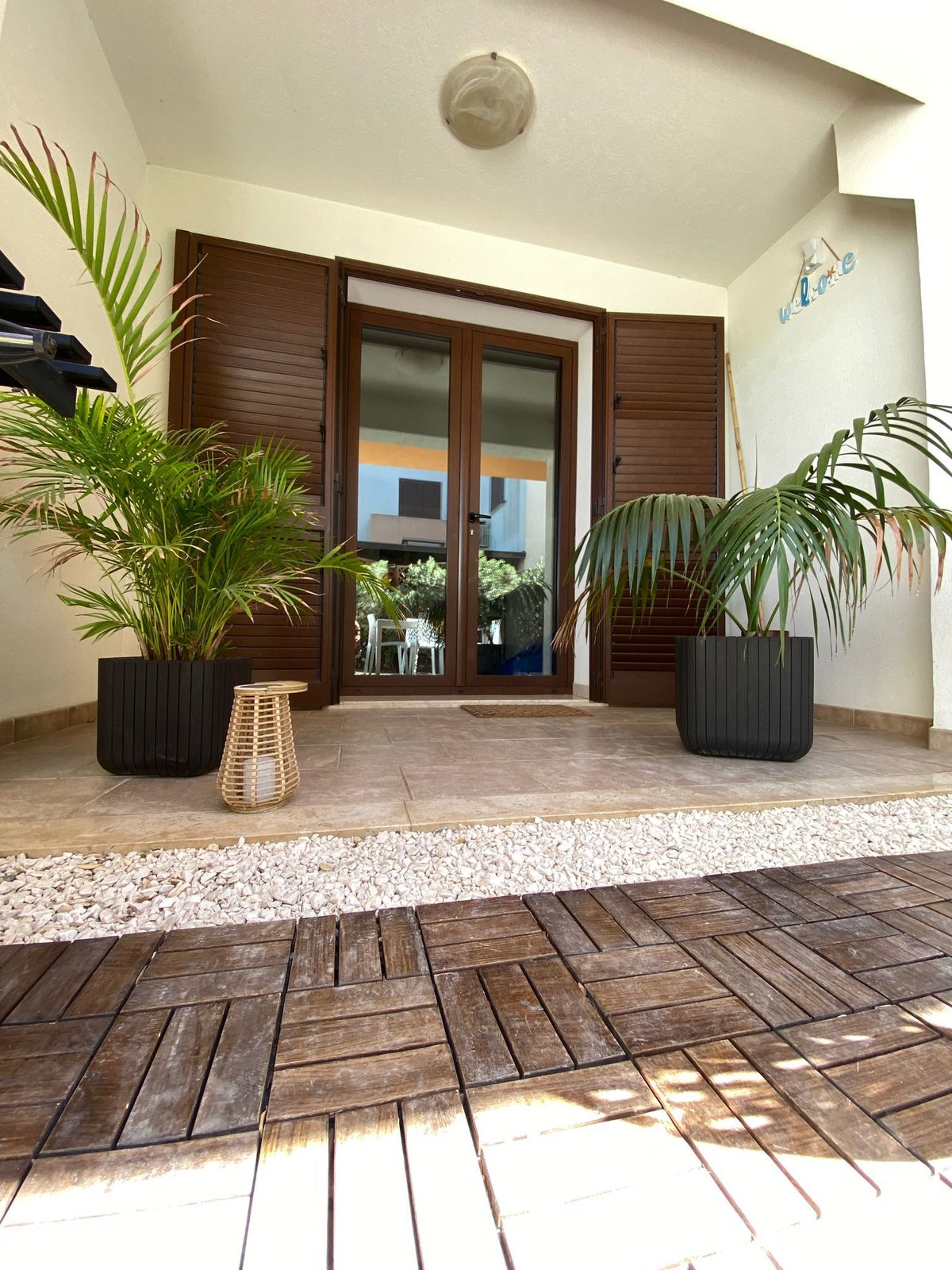 L'ingresso di Kite Village Solaris, con il decking e le piante